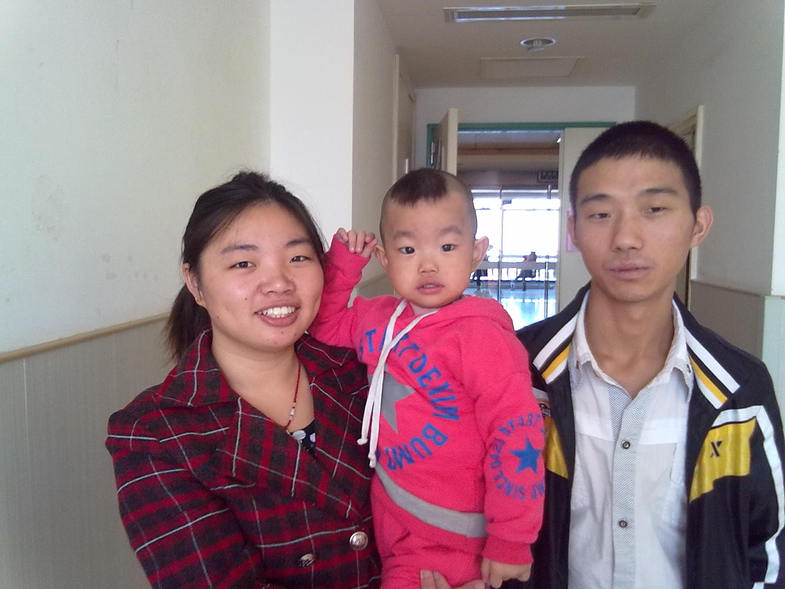 洋溢着幸福笑容的一家人