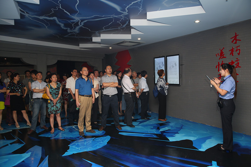 参观建邺区检察院警示教育基地——“木朽蛀生,嗟悔无及”展厅